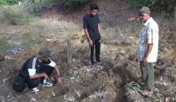Penduduk Felda Neram Dua di Kemaman menunjukkan bekas tapak kaki sekumpulan gajah liar di kawasan sekitar/RTM